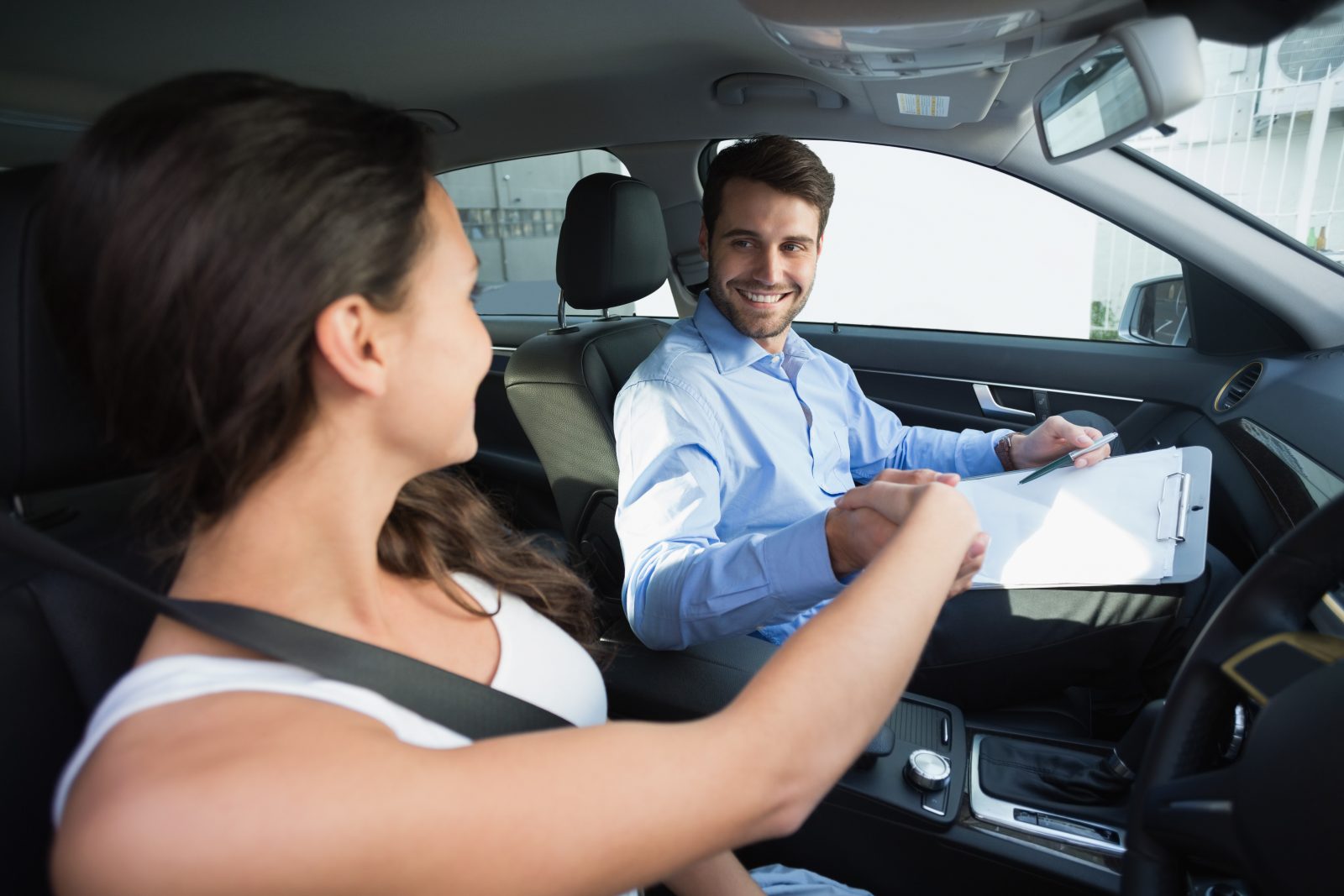 Driver has known. Занятия с инструктором по вождению. Инструктор автошколы. Учёба вождения автомобиля. Автошкола автомобиль